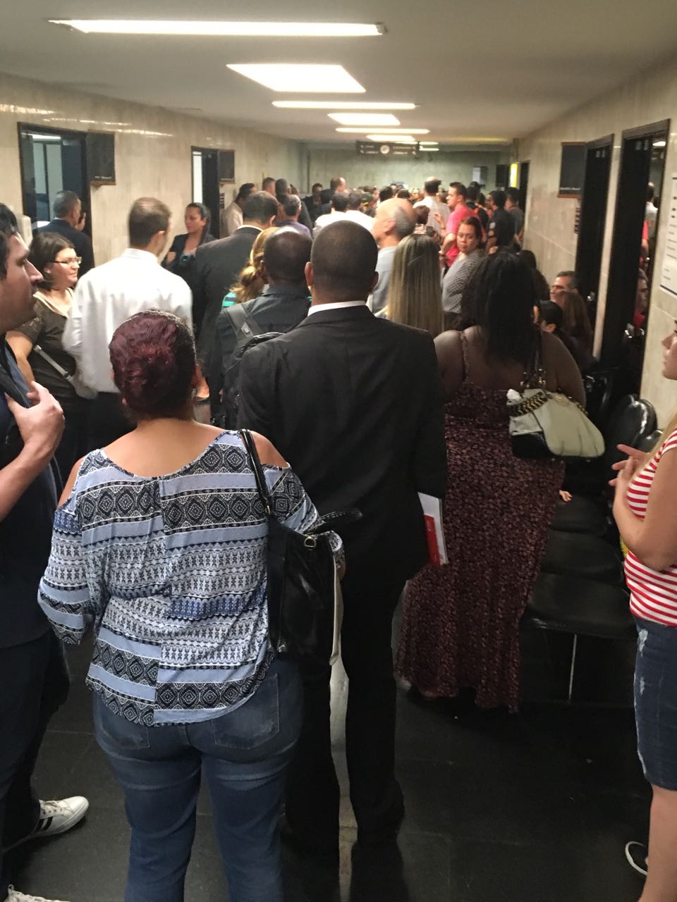 Filas na porta da agência do Banco do Brasil  |  Foto do leitor   |   Clique para ampliar