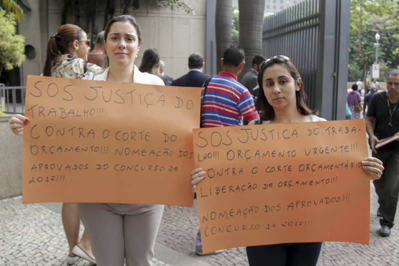 Concursados também criticam o corte | Foto: Bruno Marins   |   Clique para ampliar