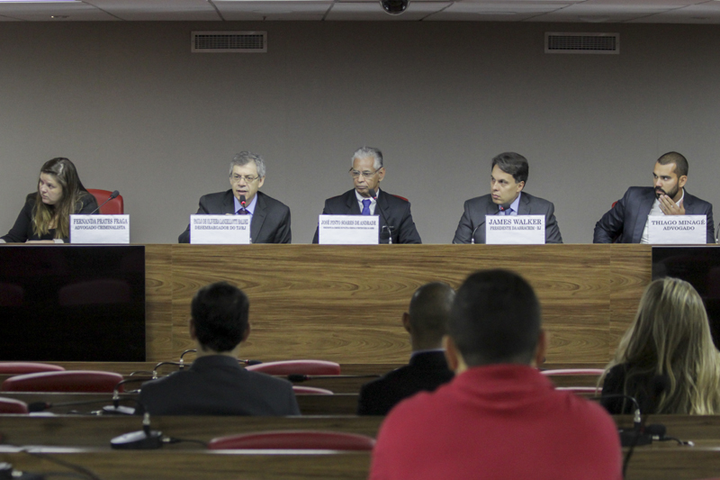 Fernanda Prates Fraga, Paulo de Oliveira Lanzellotti Baldez, José Pinto Soares de Andrade, James Walker e Thiago Minagé | Foto: Bruno Marins   |   Clique para ampliar