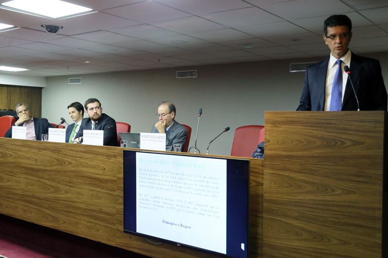 Roberto Paulo Kenedi, ao microfone, é observado por Jorge Vieira, Henrique Beloch, Pedro Freitas Teixeira e Paulo Cezar Aragão  |  Foto: Lula Aparício   |   Clique para ampliar