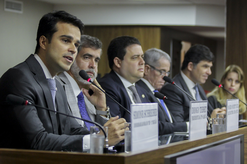 Diogo Tebet, Rogério Schietti, Felipe Santa Cruz, Antônio Saldanha, Luciano Bandeira e Caroline Albernard  |  Foto: Bruno Marins   |   Clique para ampliar