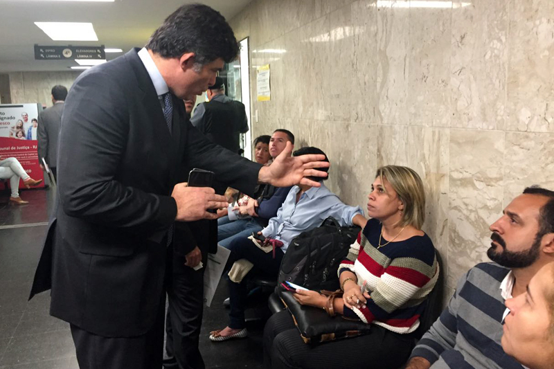 Luciano conversa com advogados no Fórum Central | Foto: Lula Aparício   |   Clique para ampliar