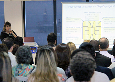 Alunos de várias idades acompanham as explicações                    Foto: Francisco Teixeira
