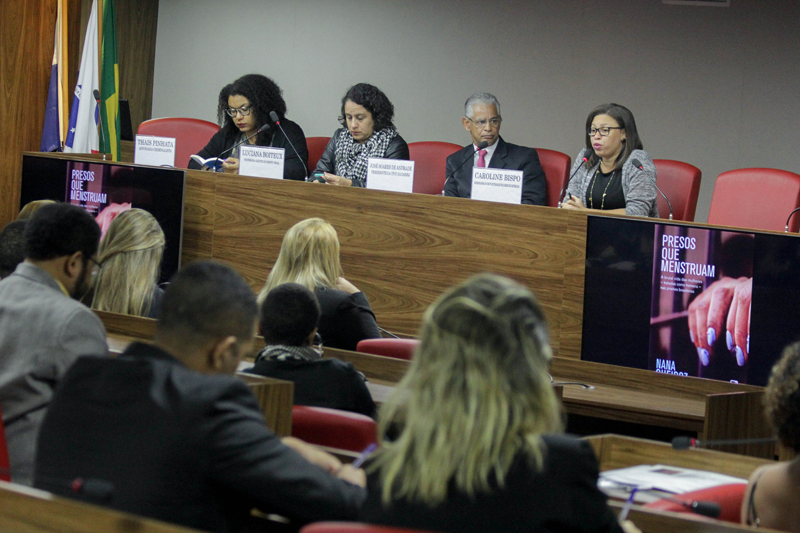Caroline Bispo, ao microfone, ao lado de Thais Pinhata, Luciana Boiteux e José Soares de Andrade  |  Foto: Bruno Marins   |   Clique para ampliar