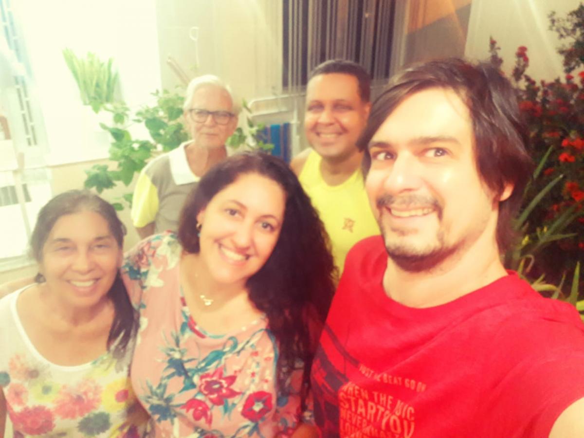 Aline (ao centro) com o marido Carlos Henrique (à frente, à direita), o irmão Leonardo (ao fundo, de amarelo) e os sogros Dona Marilda e Seu Wildes: família participa do processo