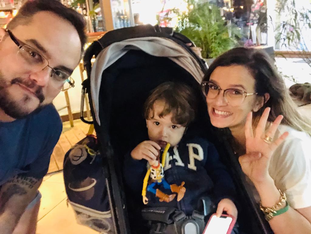 Aline Nitzsche com seu marido e filho: entrada no processo já por via eletrônica