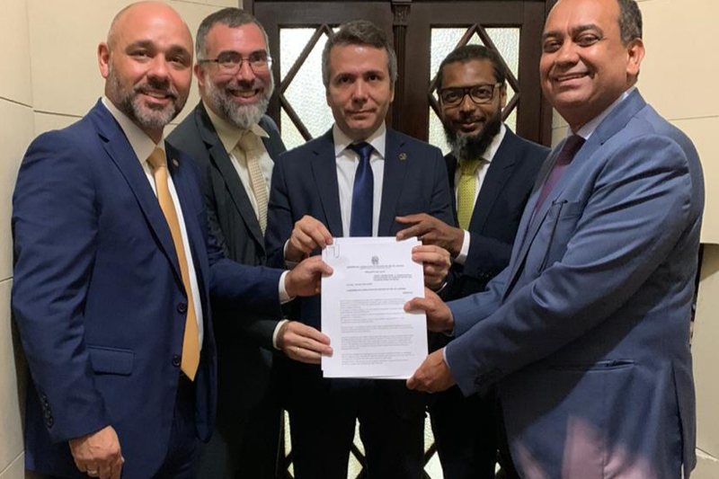 Na foto: o deputado estadual Márcio Pacheco (PSC-RJ), relator do PL na CCJ, o deputado estadual Max Lemos e os advogados Rogério Borba e Gustavo Proença. Marcello Oliveira está ao centro