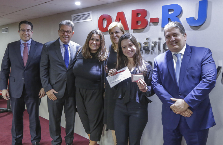 A agora advogada Bianca Soares recebeu o cheque das mãos de Sérgio Coelho / Foto: Lula Aparício