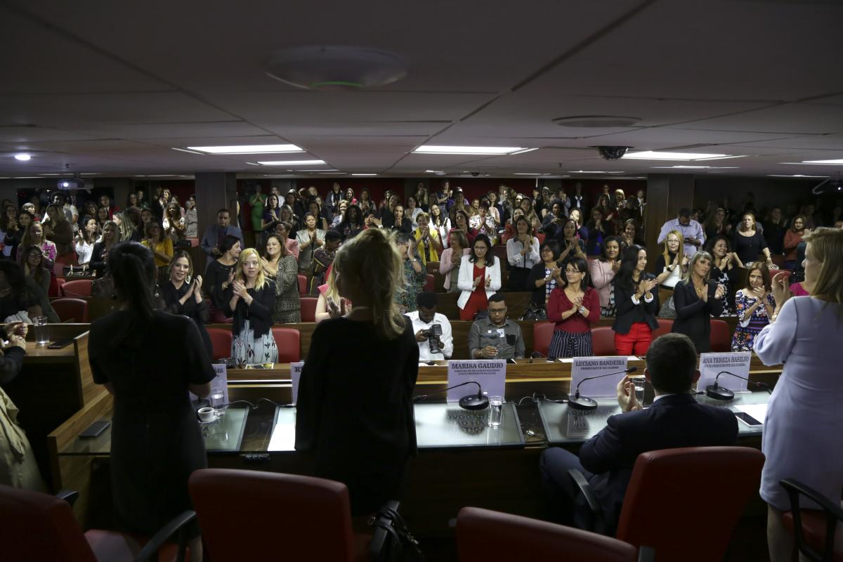 As mulheres de pé, na dinâmica proposta por Marisa Gaudio / Foto: Luciana Botelho
