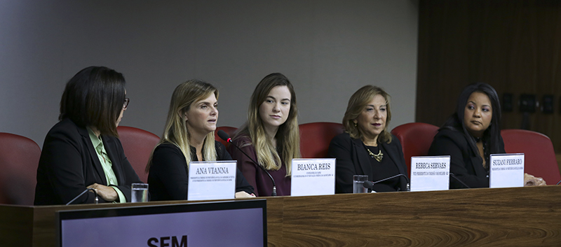 Mesa de debate no evento 'As especialistas em Reforma da Previdência'