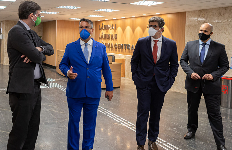 Representantes do TJ e da OABRJ conversam no hall, recém inaugurado, das lâminas I, II e Central