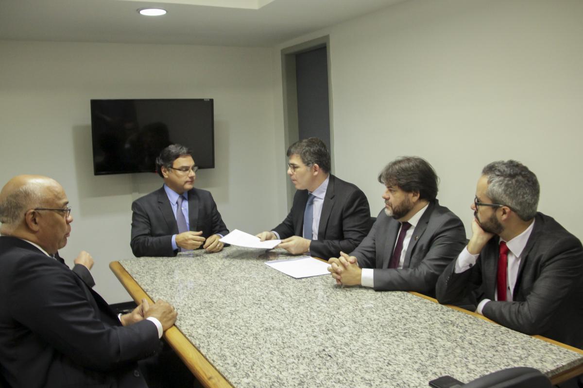 Luciano entrega representação a Eduardo Gussem / Foto: Bruno Marins