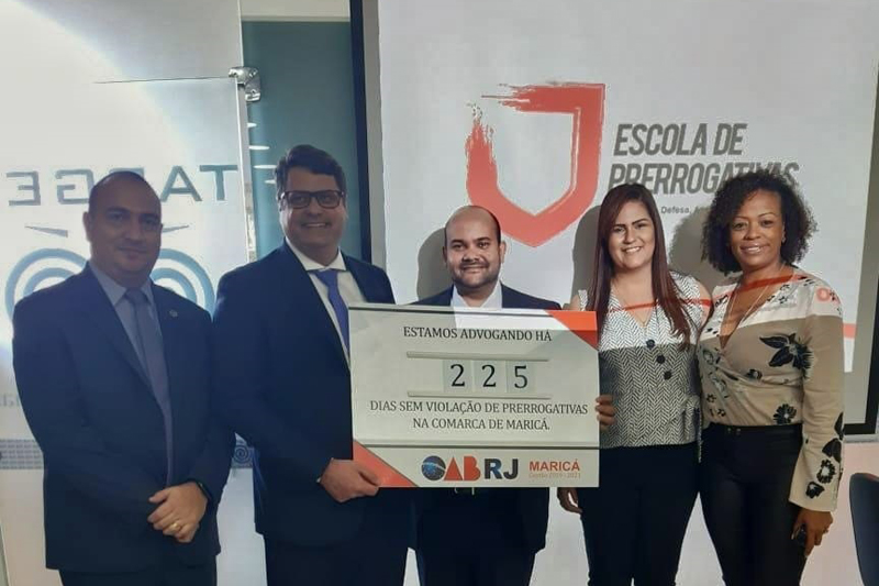 Placa marca contagem de dias sem violações de prerrogativas na região