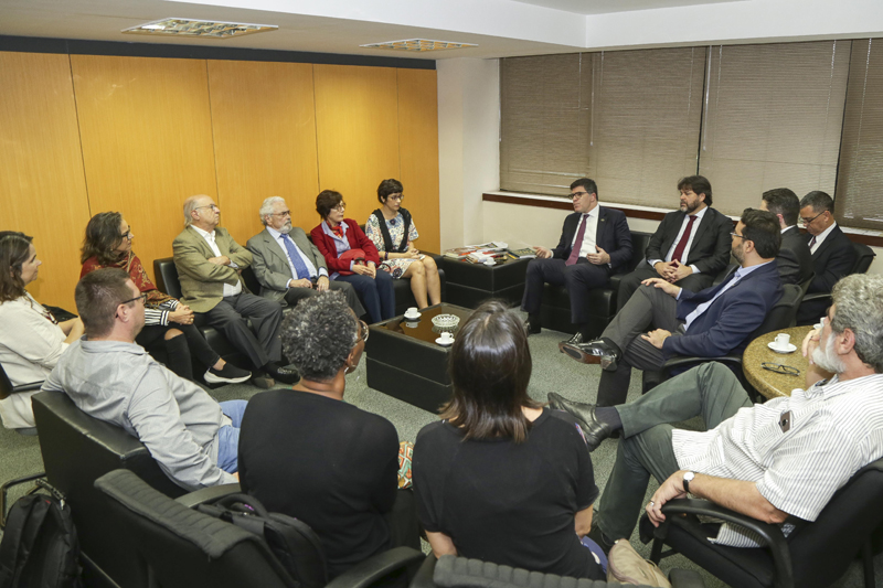 Luciano recebeu o grupo em seu gabinete / Foto: Lula Aparício