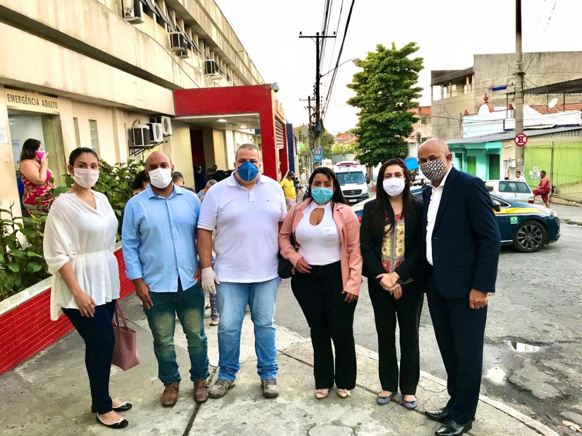 Da esq. para a dir: Fernanda Aguiar, Telmo Bernardo, Marcell Nascimento, Angélica Resende, Fernanda Baldanza e Vagner Sant’ana na porta do Hospital Getúlio Vargas / Foto: Acervo pessoal