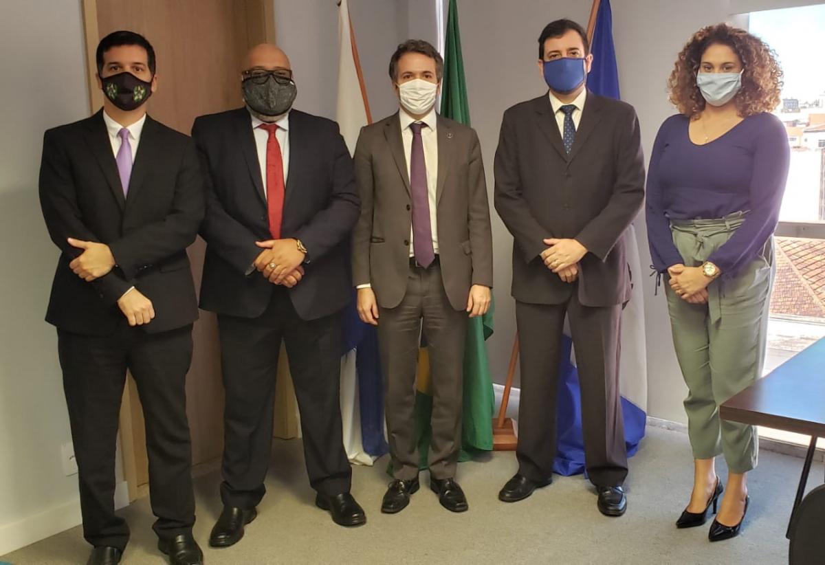 Na foto, da esquerda para a direita, o chefe de gabinete da Polícia Civil, Daniel da Costa, o coordenador de Prerrogativas junto à Polícia Civil, Leonardo Luz, o presidente da Comissão de Prerrogativas, Marcello Oliveira, o secretário de Polícia Civil, Flávio Brito, e a coordenadora adjunta da área criminal da comissão da OABRJ, Letícia Delmindo